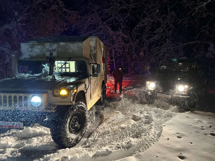 Спасени тригодишно дете и тројца возрасни кои беа заглавени на жичарата на Водно