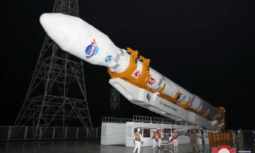 Северна Кореја ќе продолжи да лансира сателити, нејзините сили се собираат долж границата со Јужна Кореја