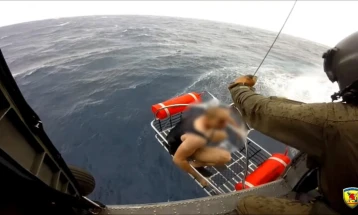 Продолжува спасувачката акција за пронаоѓање на исчезнатите 12 морнари во потонатиот товарен брод кај грчкиот остров Лезбос