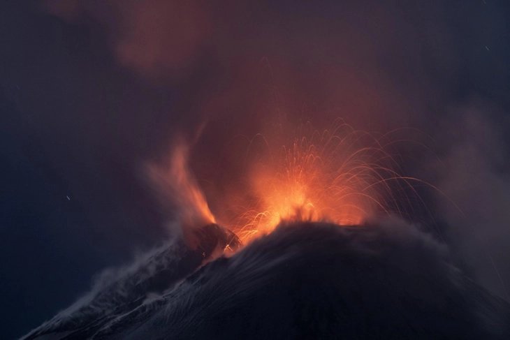 Etna në Itali hodhi sërish hi dhe llavë