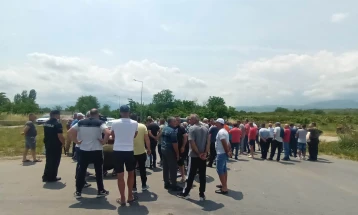 Работници на „Еуроникел“ го блокираа патот Прилеп - Градско во двата правци