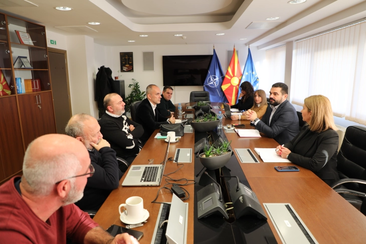 Министерот Лога се сретна со претставници на Здружението на портали