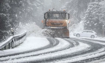 Nga ora 12:20 është vendosur ndalesë për qarkullimin e automjeteve të rënda përmes Strazhës