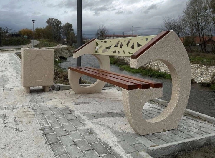 Почна поставувањето на урбана опрема во стариот градски парк во Куманово