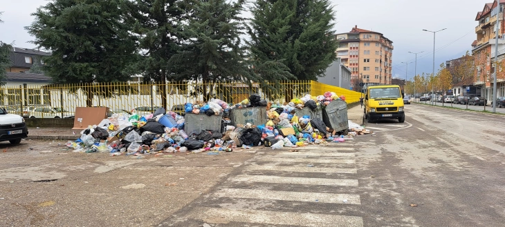 Tri ditë nuk janë pastruar mbeturinat nga kontejnerët në Tetovë - vazhdon greva e punonjësve komunalë për shkak të mospagesës së pagave dhe kontributeve