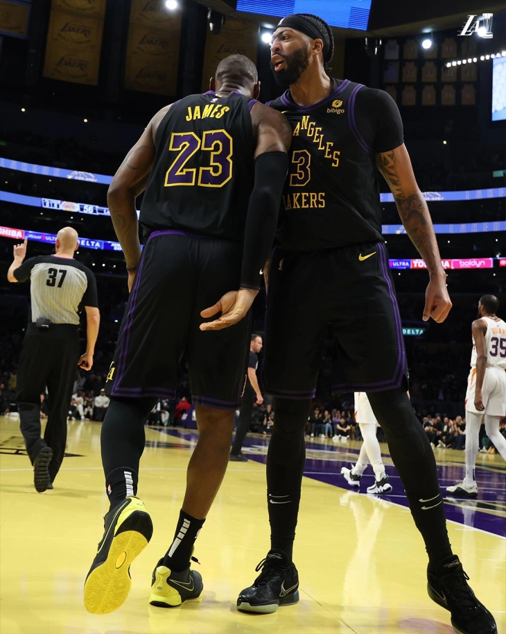 Лејкерси не смеат да играат во „среќните“ црни дресови во полуфиналето на НБА купот