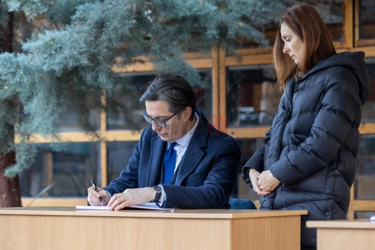 Pendarovski signs condolence book for Vanja Gjorchevska