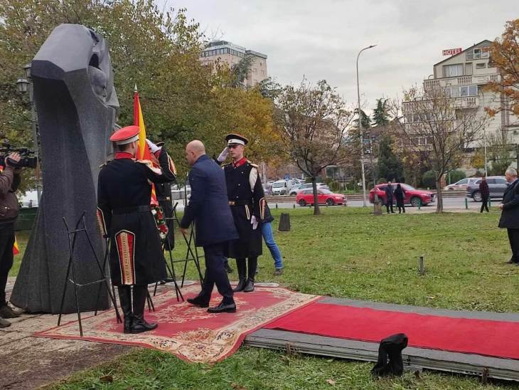 Gov't delegation lays flowers at St. Clement of Ohrid monument