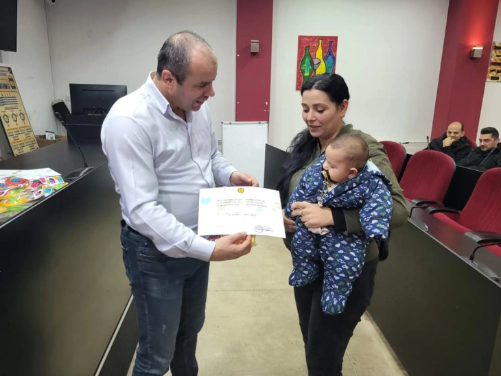 Доделени 48 ваучери од  по 7.000 денари за новороденчиња од општина Неготино
