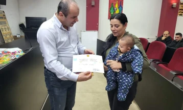 Доделени 48 ваучери од  по 7.000 денари за новороденчиња од општина Неготино