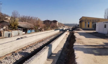Изградени три станици и шест потстаници на првата делница од пругата кон Бугарија