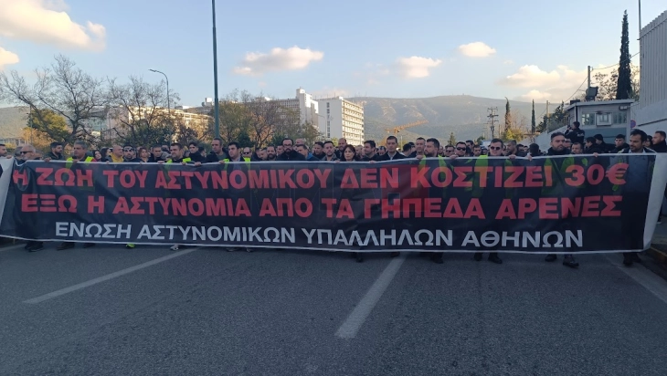 Мирен протест на полицајците во Атина, бараат да останат вон спортските натпревари
