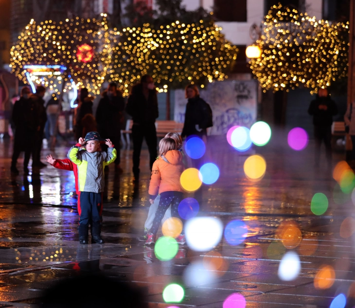 Град Скопје: Украсувањето е започнато, Градот Скопје ќе блесне на 15 декември