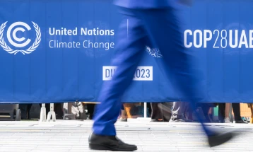 Новиот нацрт-договор на КОП28 ги повикува земјите постепено да ги исфрлат фосилните горива