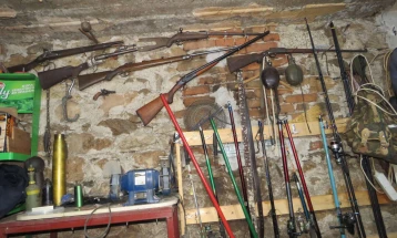 Претреси во Битолско, пронајдено оружје, приведени две лица