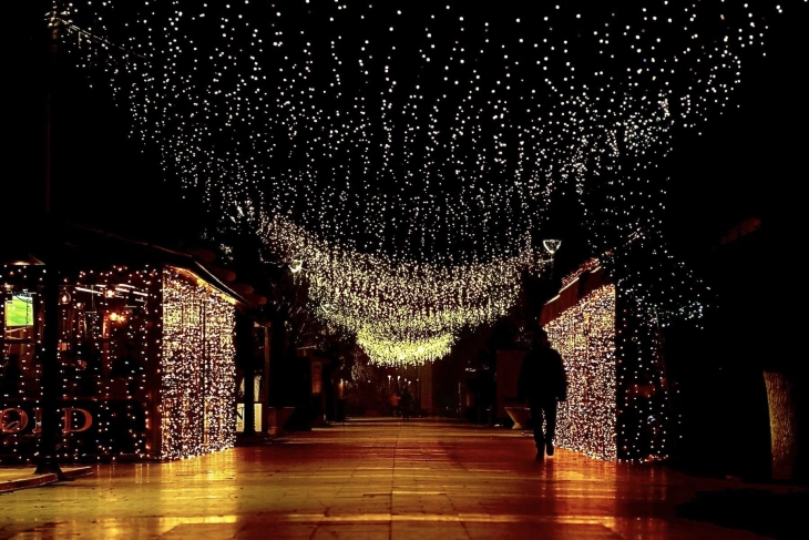 Струмица новогодишно украсена, на плоштадот има елка од 20 метри и светлосно небо