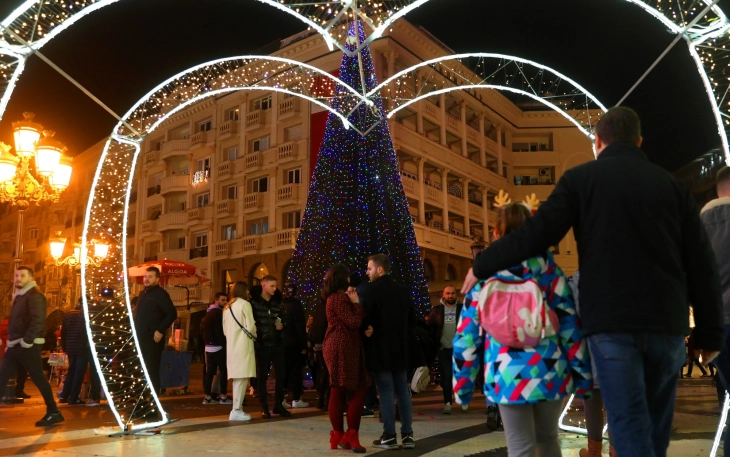 Скопје блеснува во новогодишен сјај, се украсуваат и другите градови низ земјата