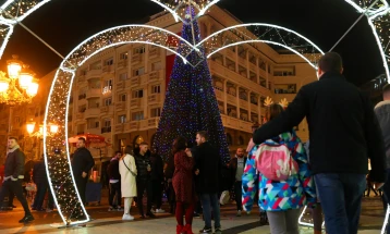 Shkupi shkëlqen para festave të Vitit të Ri, po stolisen edhe qytetet tjera në vend