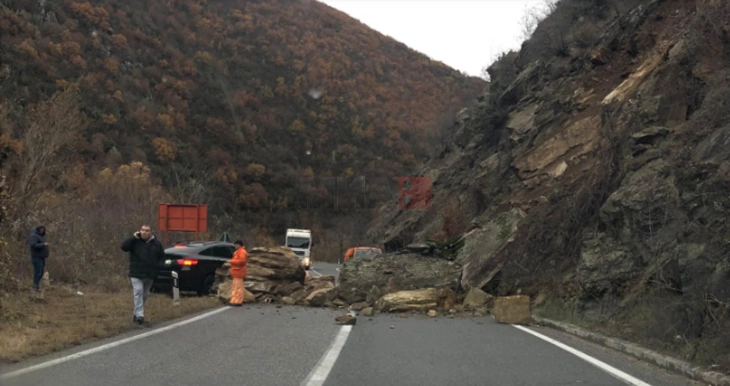 Одрони на патот Македонска Каменица - Кочани, паднати дрвја го попречуваат сообраќајот на патот Делчево - Берово