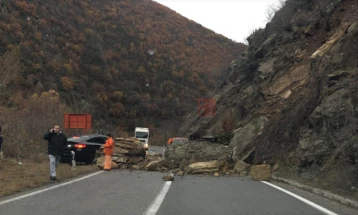 Одрони на патот Македонска Каменица - Кочани, паднати дрвја го попречуваат сообраќајот на патот Делчево - Берово