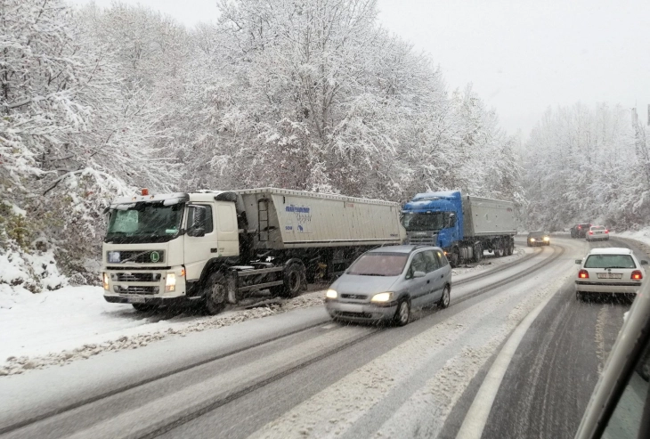 Snowfall causes traffic disruptions, truck driving bans on several roads