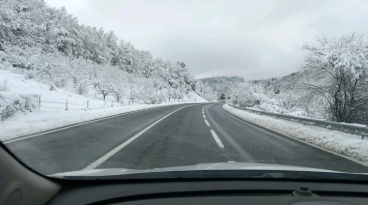 Në akset rrugore Mavrovë - Hanet e Mavrovës dhe Berovë - Strumicë mbetet ndalesa për kamionë