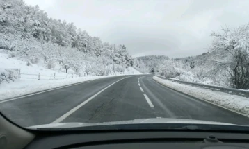 Në akset rrugore Mavrovë - Hanet e Mavrovës dhe Berovë - Strumicë mbetet ndalesa për kamionë