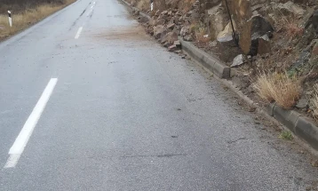Од РЦУК Велес апелираат за внимателно возење поради чести одрони на автопатот Скопје-Велес