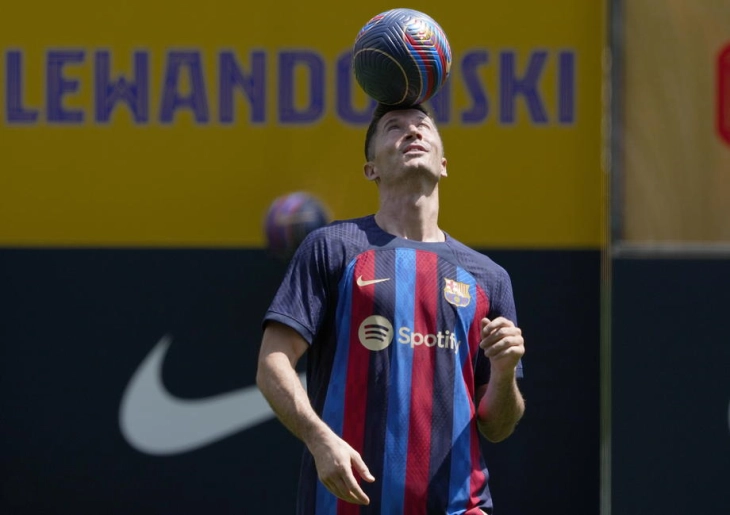 Агентот на Левандовски за иднината на напаѓачот во Барселона: Секако, тој останува