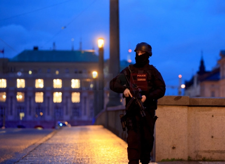 Неколкумина мртви и десетици повредени во пукање во близина на универзитет во Прага