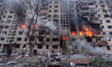 Две лица повредени во напад на руски дрон врз станбена зграда во Киев