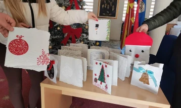 Велешки основци и средношколци изработија и делеа новогодишни честитки од рециклирана хартија во рамки на проект на УНДП со подршка од ЕУ