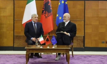 Шефот на италијанската дипломатија во посета на Албанија, Италија ќе им признае пензии на Албанците