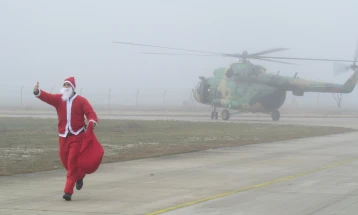 Армискиот Дедо Мраз пристигна со хеликоптер на аеродромот во Скопје