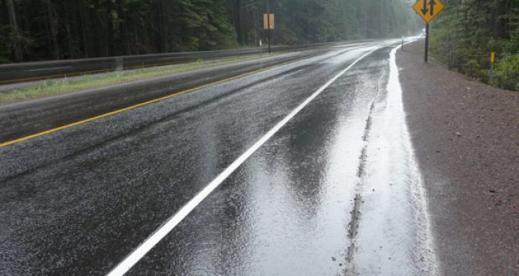 Сообраќајот на државните патишта се одвива непречено во зимски услови по претежно влажни коловози
