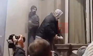 Српски пратеник бара полицијата да се тргне од градското собрание на Балград заради смирување на ситуацијата
