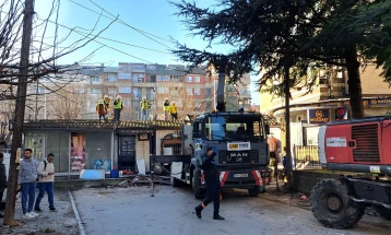 Општина Тетово отстрануваше киосци, полицијата не беше присутна за асистенција