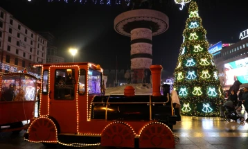 Во центарот на Скопје отворен празничниот базар