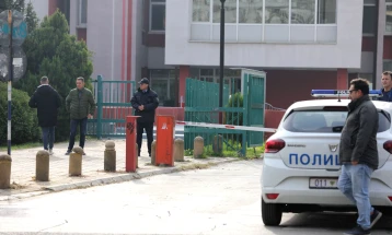Дојави за бомби во 12 училишта и неколку трговски центри во Скопје