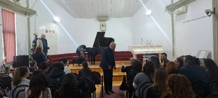 По триесет години ново концертно пијано во тетовското музичко училиште