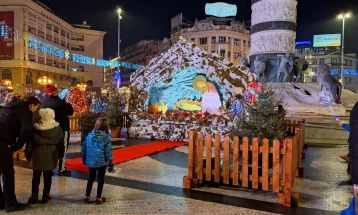 Во Скопје поставена божиќната пештера