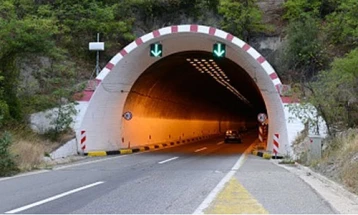 На патниот правец А1 во тунелот кај Катланово, сообраќајот ќе се одвива по една коловозна лената