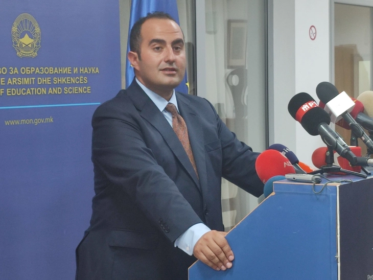 Шаќири: Е-дневник како пилот-проект во 40 училишта од второто полугодие