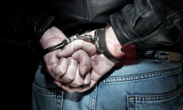 Претреси во Штип, пронајдени дрога и пиштол, приведен дилер