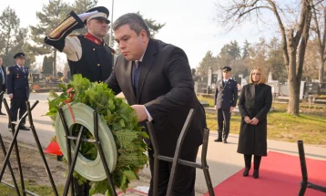 Маричиќ со владина делегација положи цвеќе на вечното почивалиште на Киро Глигоров