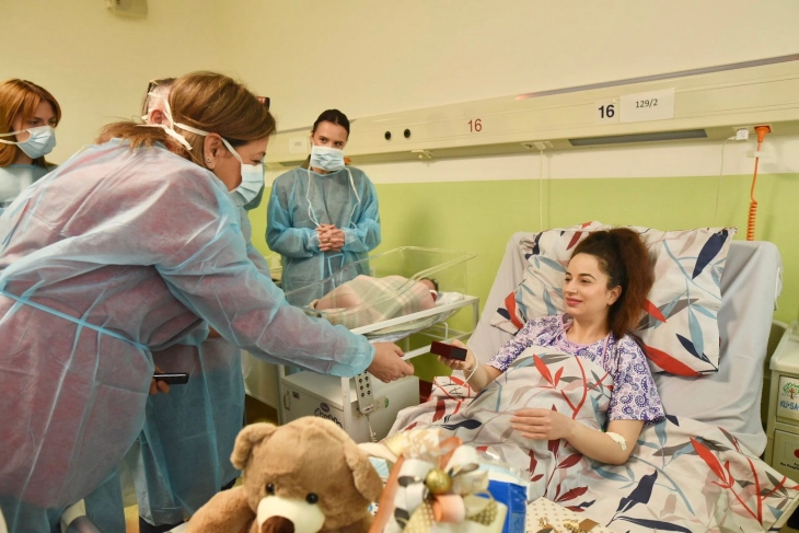 Алек е првото бебе годинава, се роди на ГАК, го посетија министрите Меџити и Тренчевска