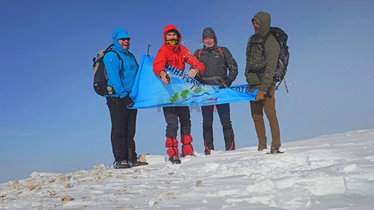 Планинарите од клубот Љуботен традиционално во новата година прво го искачија врвот Љуботен
