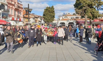 Илјада деца на годинешната Бадникова поворка низ улиците на Охрид