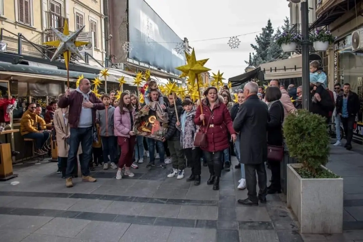 Бадникови поворки на градскиот плоштад во Скопје и во останатите градови