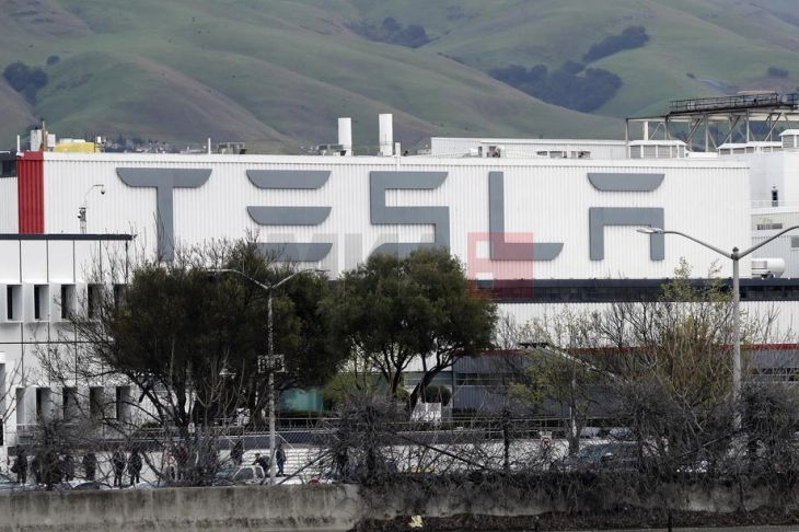 „Тесла“ повлекува 1,6 милиони автомобили во Кина
